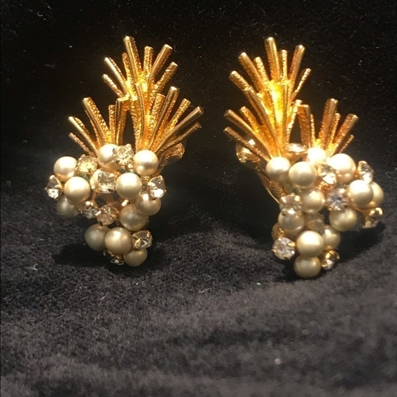 Vintage Clip on Glass Pearl Gold tone earrings - Picture 3 of 8